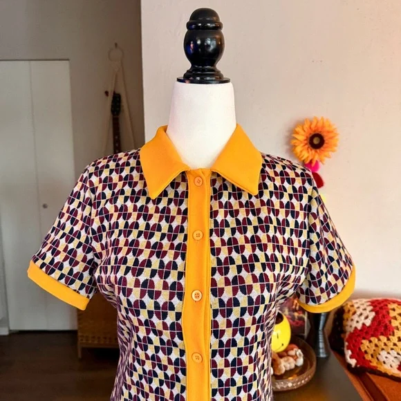 Funky Retro Collared Mini Dress - Picture 2 of 8